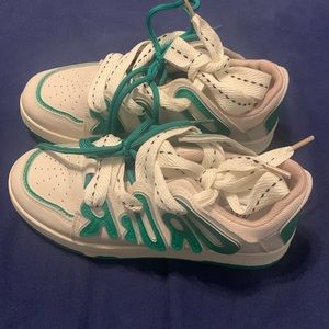 Am selling this shoes